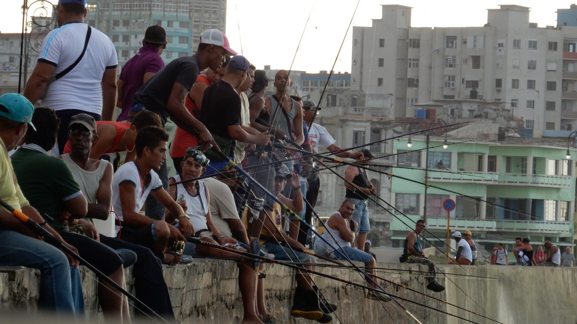 Havaneses pescam no Malecón